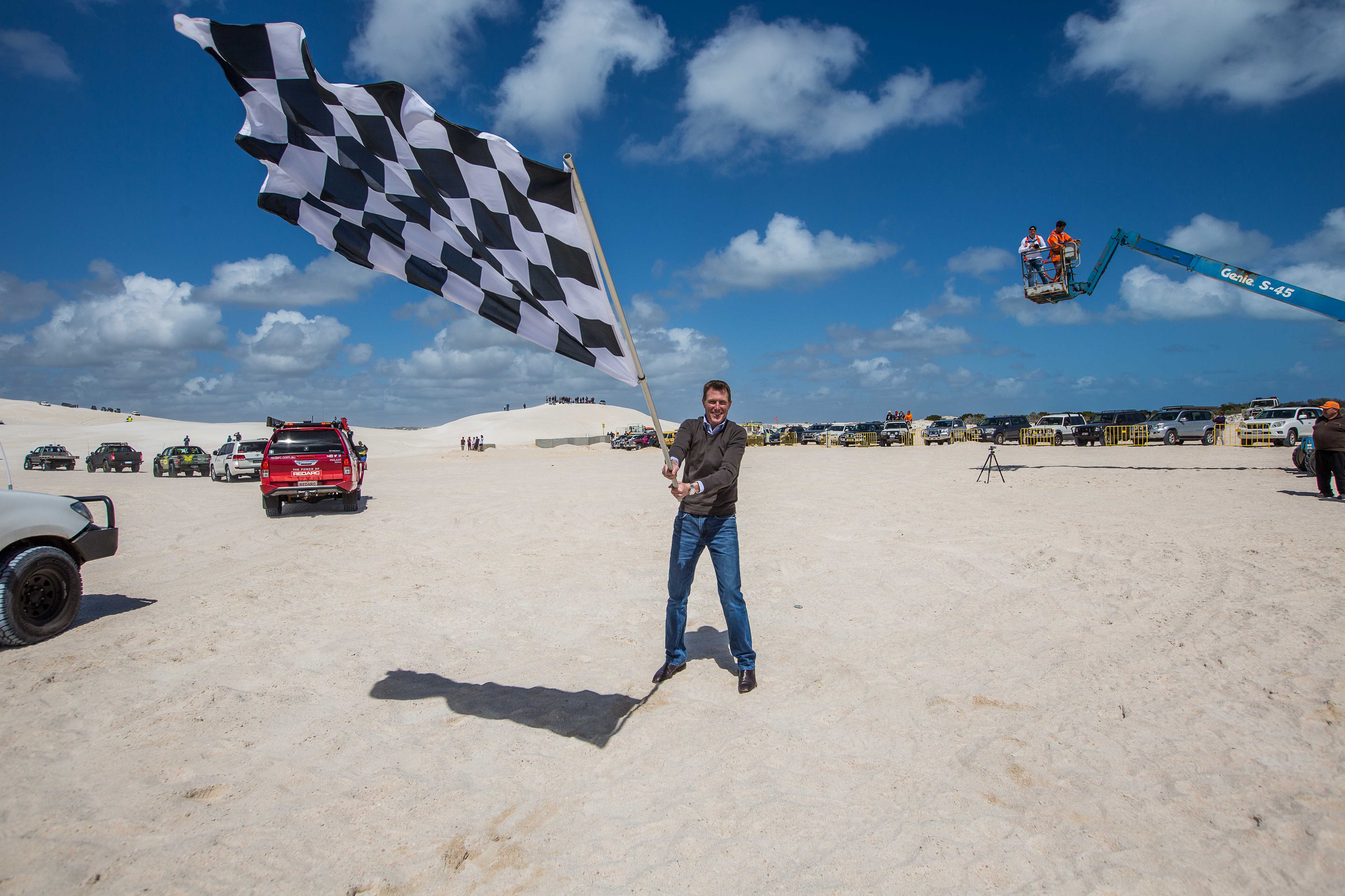 christian-porter-waves-off-the-lancelin-off-road-muster-29332